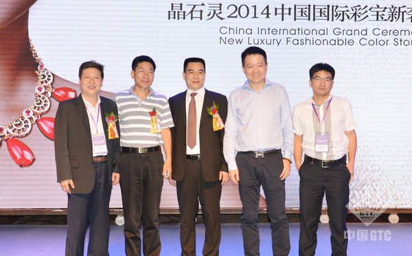 紧接着,法国名媛会成员卡拉布吕尼出场,与刘嘉玲,何秋良,郭清宏