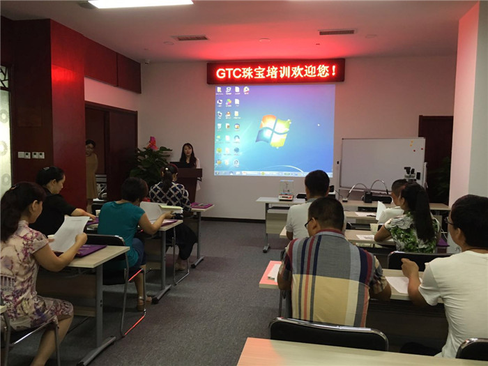 辅导老师罗轩熙主持开班